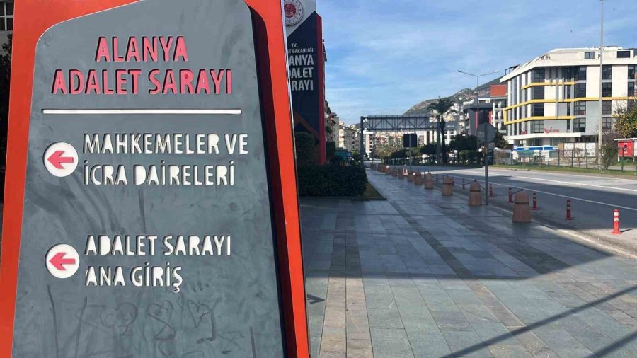 Jandarmayı Görünce Çaldıkları Avokadoları Bırakıp Kaçtılar