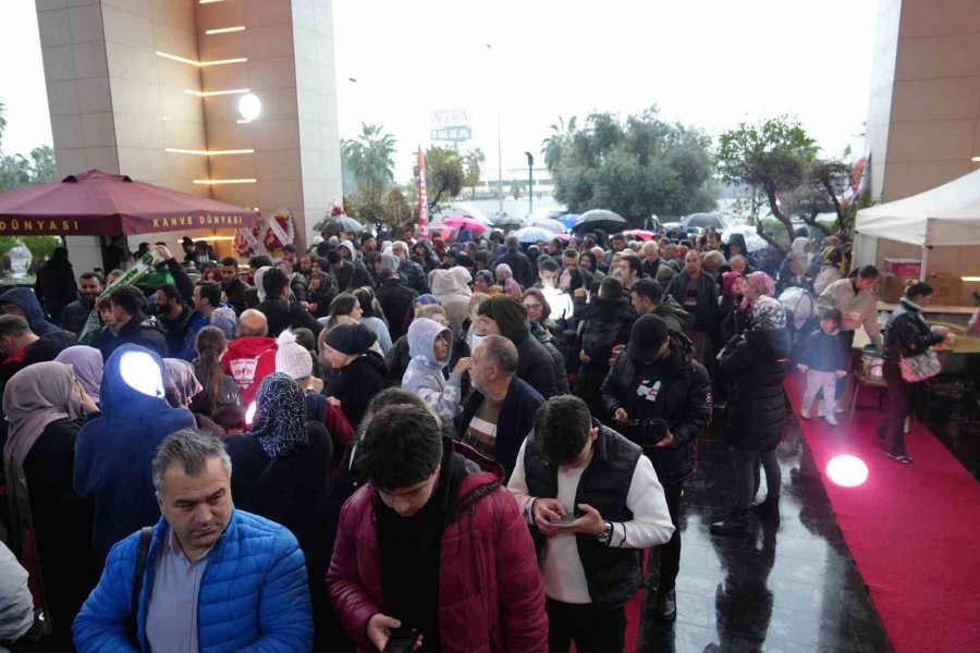Antalya’da Teknoloji İndirimi İzdihama Yol Açtı: 10 Saat Yağmur Altında Beklediler