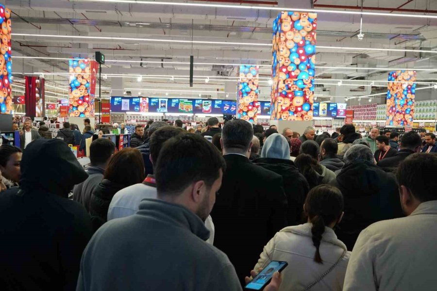 Antalya’da Teknoloji İndirimi İzdihama Yol Açtı: 10 Saat Yağmur Altında Beklediler