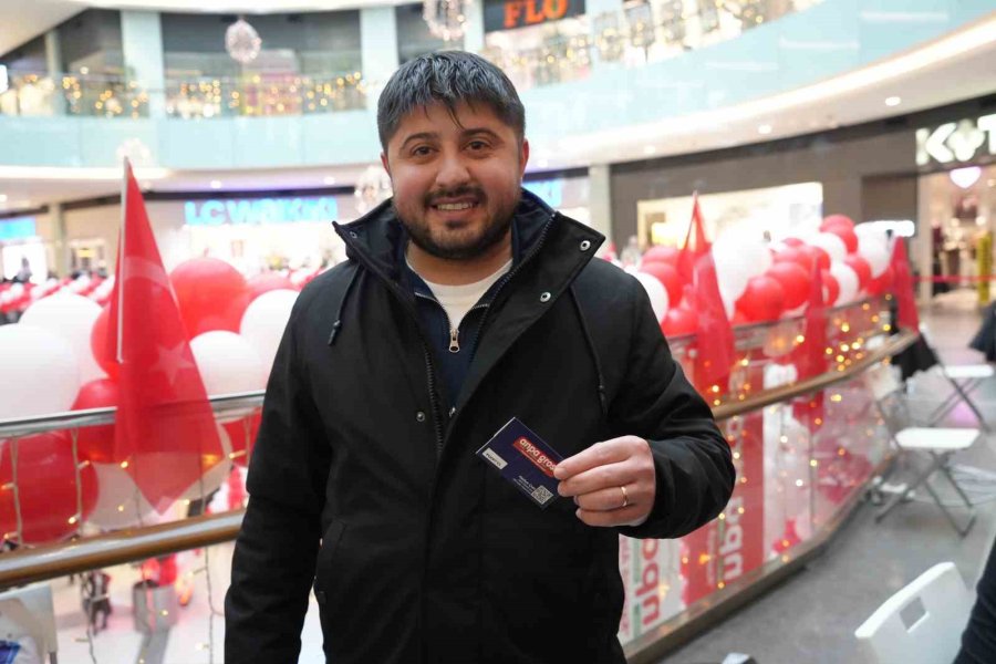 Antalya’da Teknoloji İndirimi İzdihama Yol Açtı: 10 Saat Yağmur Altında Beklediler