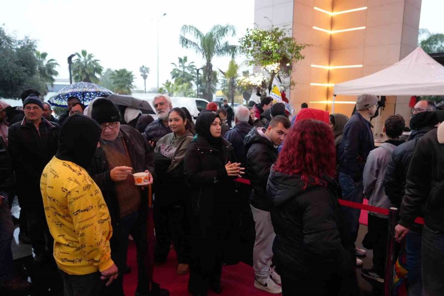 Antalya’da Teknoloji İndirimi İzdihama Yol Açtı: 10 Saat Yağmur Altında Beklediler
