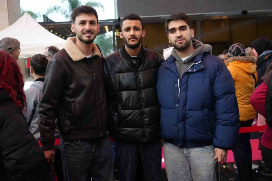 Antalya’da Teknoloji İndirimi İzdihama Yol Açtı: 10 Saat Yağmur Altında Beklediler