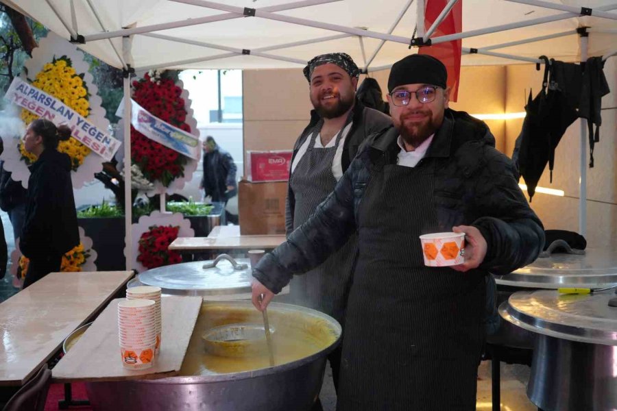 Antalya’da Teknoloji İndirimi İzdihama Yol Açtı: 10 Saat Yağmur Altında Beklediler