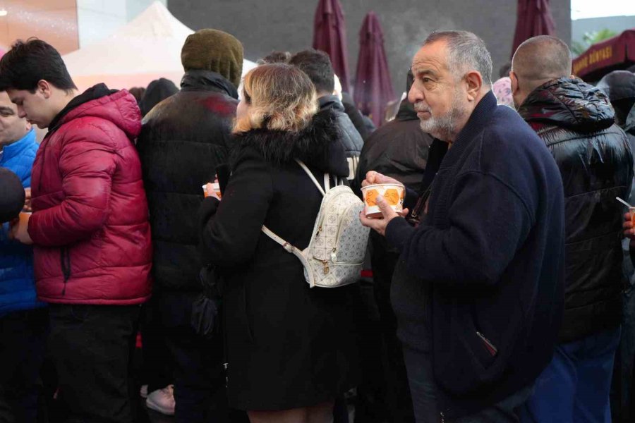 Antalya’da Teknoloji İndirimi İzdihama Yol Açtı: 10 Saat Yağmur Altında Beklediler