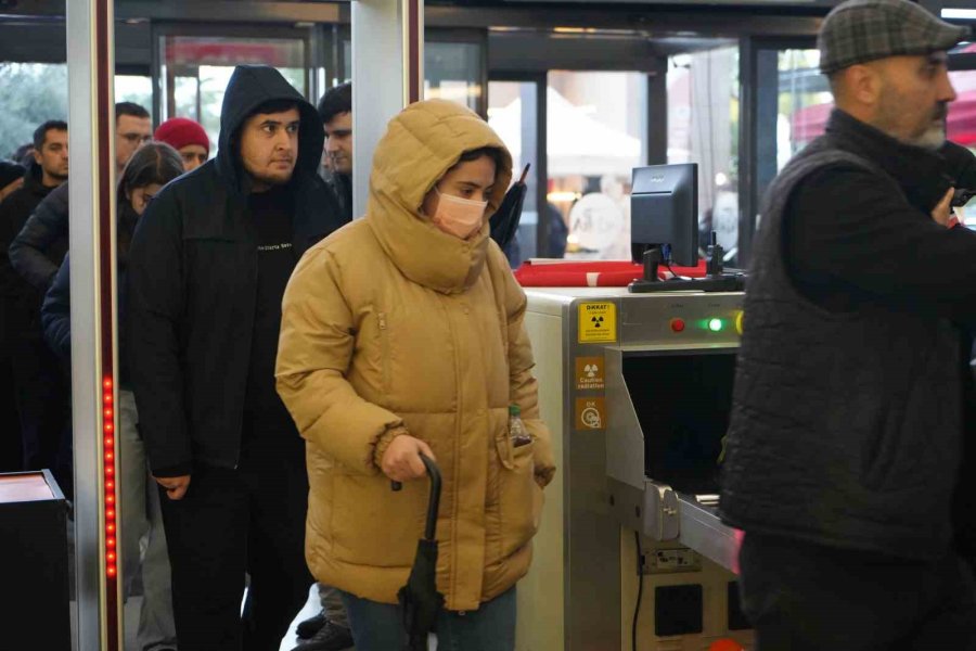 Antalya’da Teknoloji İndirimi İzdihama Yol Açtı: 10 Saat Yağmur Altında Beklediler