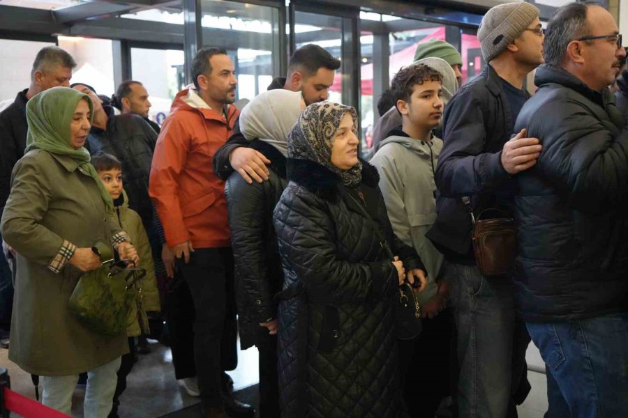 Antalya’da Teknoloji İndirimi İzdihama Yol Açtı: 10 Saat Yağmur Altında Beklediler