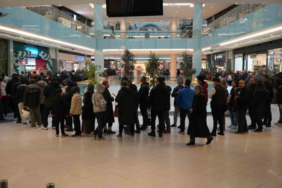 Antalya’da Teknoloji İndirimi İzdihama Yol Açtı: 10 Saat Yağmur Altında Beklediler