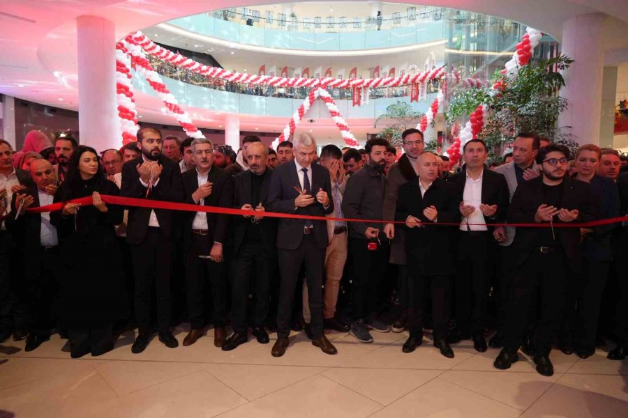 Antalya’da Teknoloji İndirimi İzdihama Yol Açtı: 10 Saat Yağmur Altında Beklediler