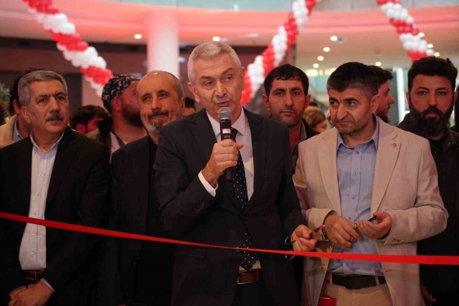 Antalya’da Teknoloji İndirimi İzdihama Yol Açtı: 10 Saat Yağmur Altında Beklediler