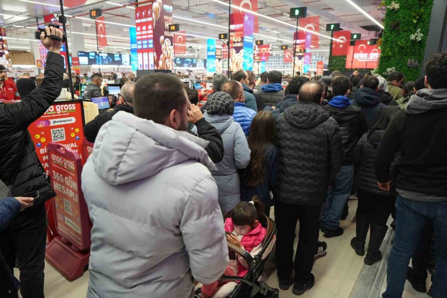 Antalya’da Teknoloji İndirimi İzdihama Yol Açtı: 10 Saat Yağmur Altında Beklediler