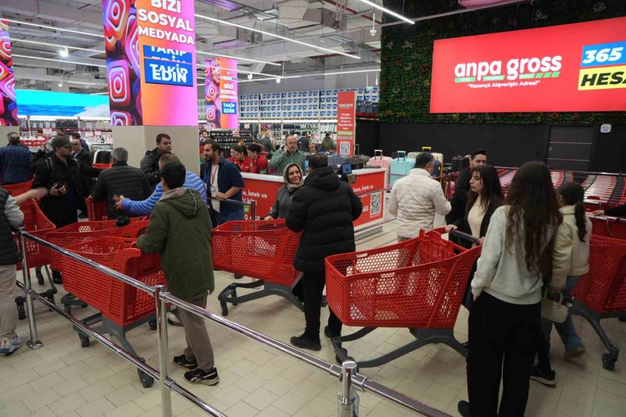 Antalya’da Teknoloji İndirimi İzdihama Yol Açtı: 10 Saat Yağmur Altında Beklediler