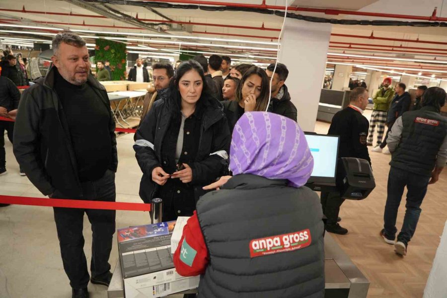 Antalya’da Teknoloji İndirimi İzdihama Yol Açtı: 10 Saat Yağmur Altında Beklediler