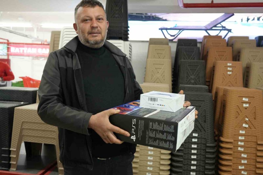 Antalya’da Teknoloji İndirimi İzdihama Yol Açtı: 10 Saat Yağmur Altında Beklediler