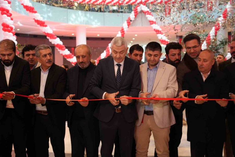 Antalya’da Teknoloji İndirimi İzdihama Yol Açtı: 10 Saat Yağmur Altında Beklediler