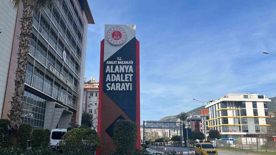 Jandarmayı Görünce Çaldıkları Avokadoları Bırakıp Kaçtılar