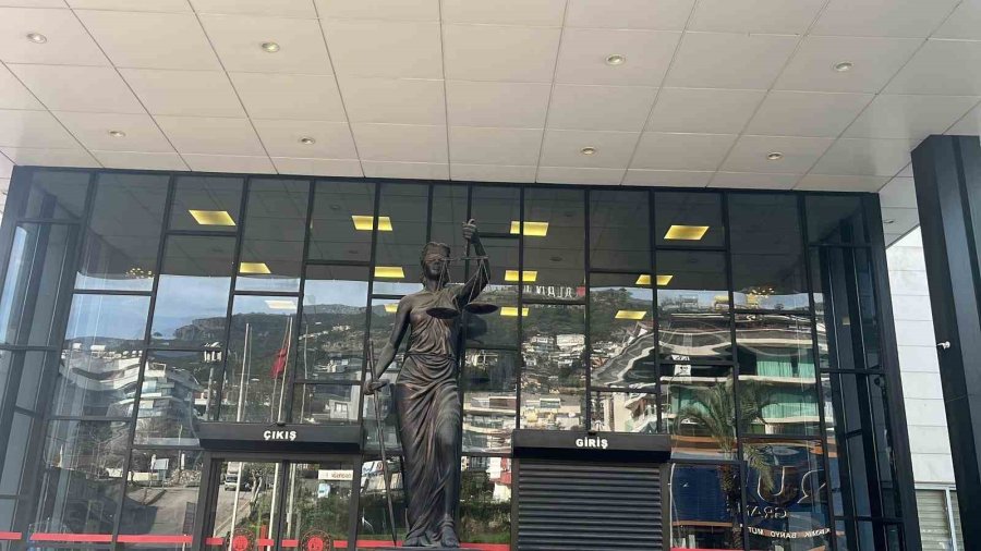 Jandarmayı Görünce Çaldıkları Avokadoları Bırakıp Kaçtılar