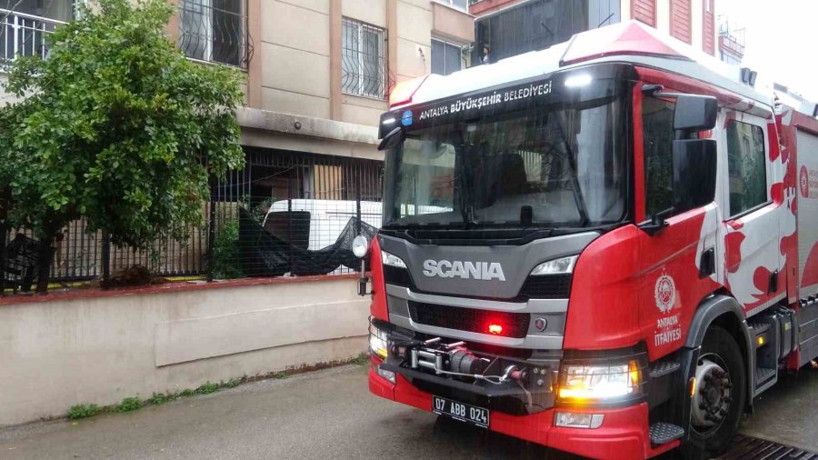 Yaşlı Adamı Komşuları Evden Çıkardı, Yangın Ucuz Atlatıldı