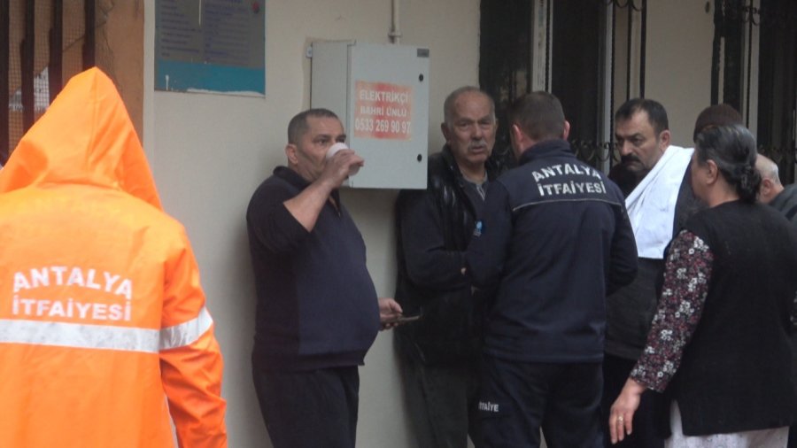 Yaşlı Adamı Komşuları Evden Çıkardı, Yangın Ucuz Atlatıldı