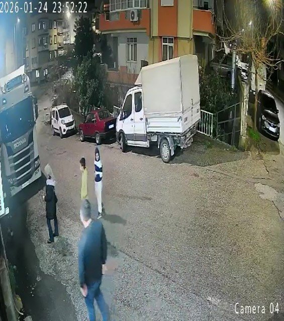 Birlikte Alkol Alırken Tartıştığı Arkadaşını Ayrıldıktan Sonra Çağırıp Bıçakla Ağır Yaraladı