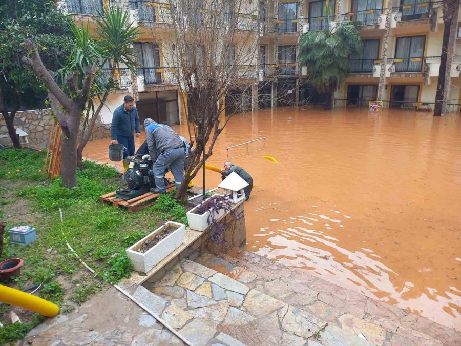 Kemer’de Sağanak Sonrası Temizlik Çalışmaları Devam Ediyor