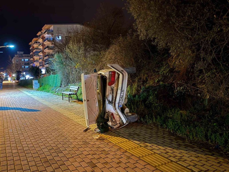 Gazipaşa’da Park Halindeki Otomobile Çarpan Sürücü Kaçtı