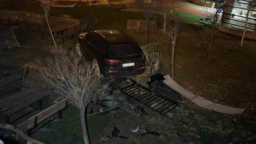 Karaman’da Kontrolden Çıkan Cip Kafenin Bahçesine Uçtu