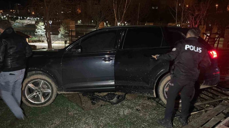 Karaman’da Kontrolden Çıkan Cip Kafenin Bahçesine Uçtu