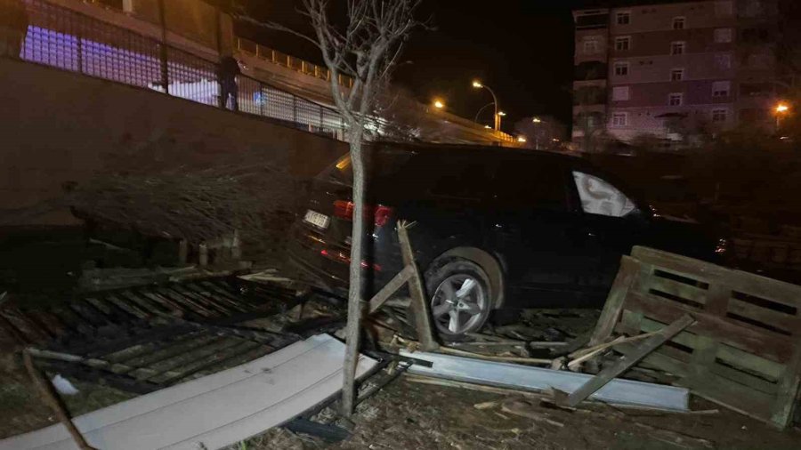 Karaman’da Kontrolden Çıkan Cip Kafenin Bahçesine Uçtu