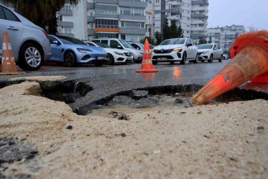 Fırtınayla Birlikte Dalgaların Getirdiği Çöpler Sahilde Toplandı