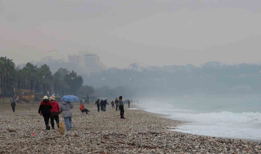 Fırtınayla Birlikte Dalgaların Getirdiği Çöpler Sahilde Toplandı