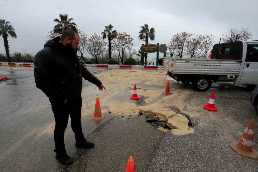 Fırtınayla Birlikte Dalgaların Getirdiği Çöpler Sahilde Toplandı