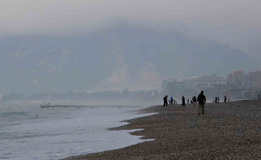 Fırtınayla Birlikte Dalgaların Getirdiği Çöpler Sahilde Toplandı