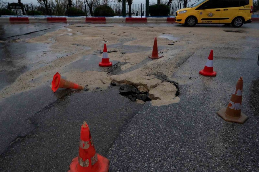 Fırtınayla Birlikte Dalgaların Getirdiği Çöpler Sahilde Toplandı