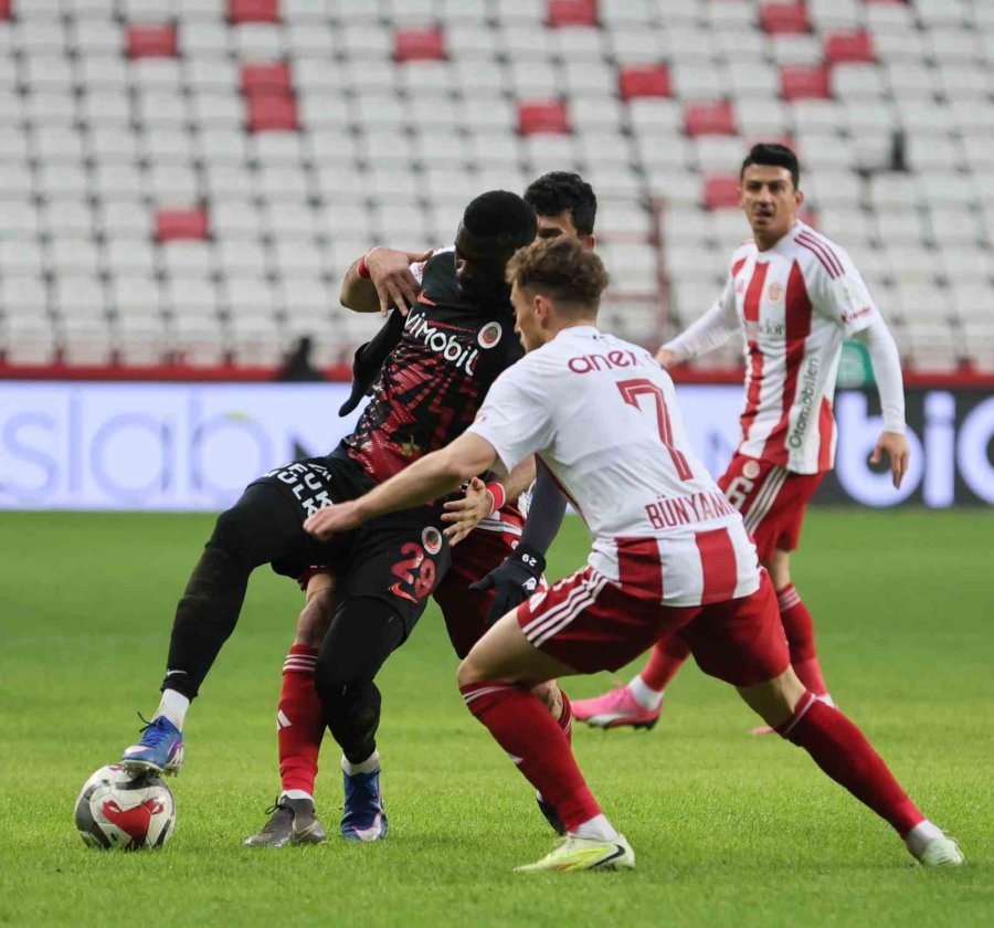 Trendyol Süper Lig: Antalyaspor: 1 - Gençlerbirliği: 1 (ilk Yarı)