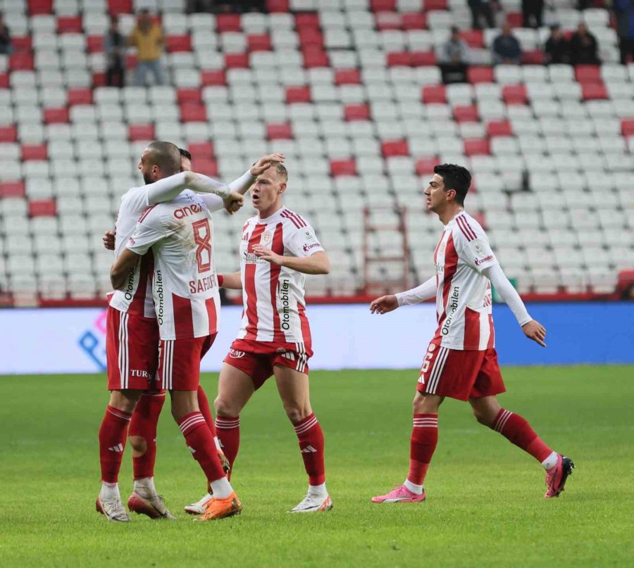 Trendyol Süper Lig: Antalyaspor: 1 - Gençlerbirliği: 1 (ilk Yarı)