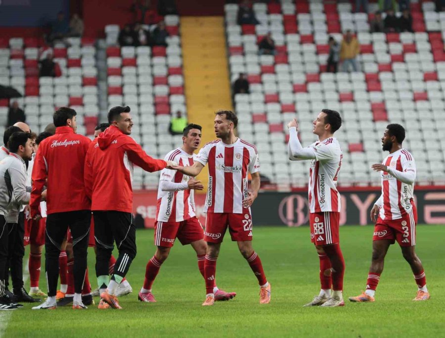 Trendyol Süper Lig: Antalyaspor: 1 - Gençlerbirliği: 1 (ilk Yarı)