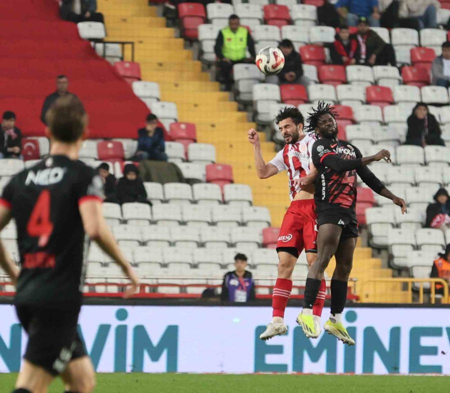 Trendyol Süper Lig: Antalyaspor: 1 - Gençlerbirliği: 1 (ilk Yarı)