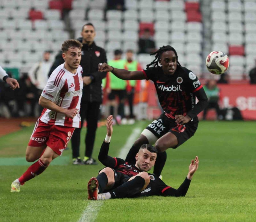 Trendyol Süper Lig: Antalyaspor: 1 - Gençlerbirliği: 1 (ilk Yarı)