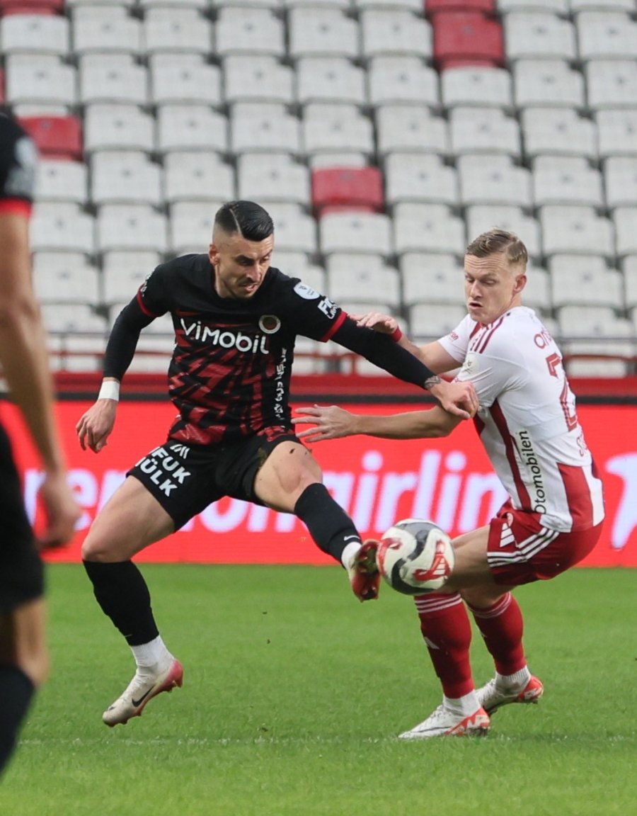 Trendyol Süper Lig: Antalyaspor: 1 - Gençlerbirliği: 1 (ilk Yarı)