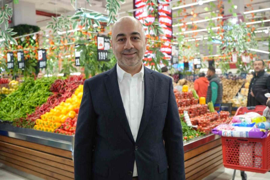 Antalya’da Teknoloji İndirimi İzdihama Yol Açtı: 10 Saat Yağmur Altında Beklediler