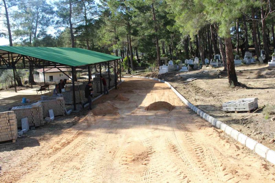 Büyükşehir’den Manavgat’ta Mezarlıklarda Çalışma