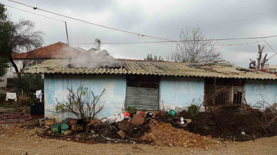 Antalya’da Gecekonduda Yangın
