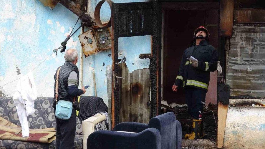 Antalya’da Gecekonduda Yangın