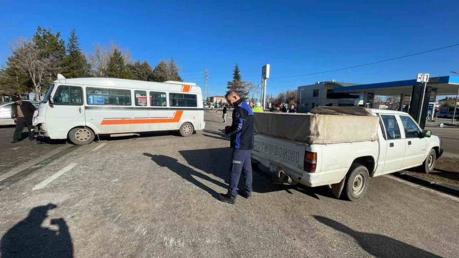 Yolcu Minibüsü İle Kamyonetin Çarpıştığı Kaza Kameraya Yansıdı