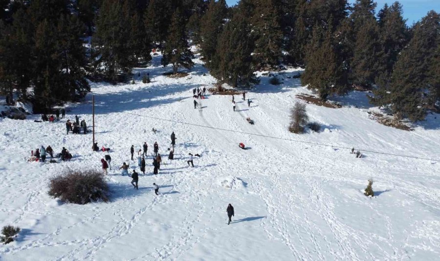 Karın Tadını Çocuklar Çıkardı: Kimi Leğenle Kimi Naylonla Kaydı