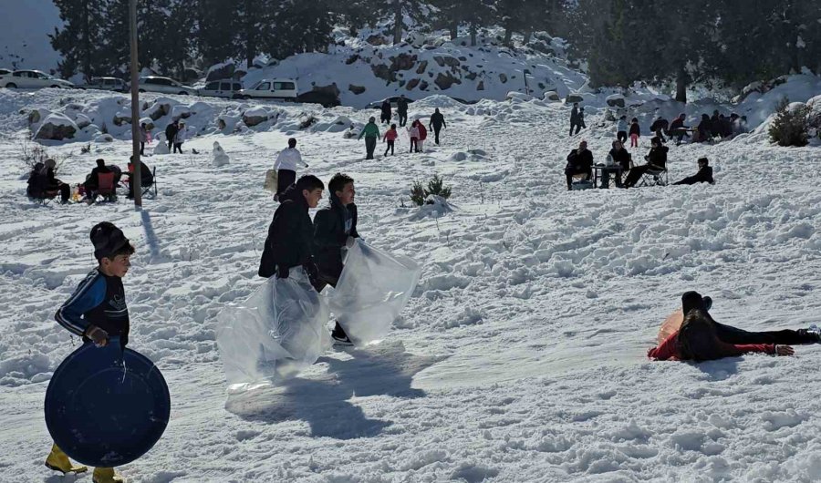 Karın Tadını Çocuklar Çıkardı: Kimi Leğenle Kimi Naylonla Kaydı