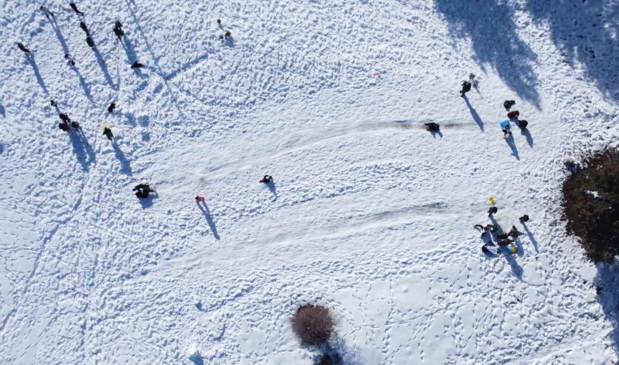 Karın Tadını Çocuklar Çıkardı: Kimi Leğenle Kimi Naylonla Kaydı