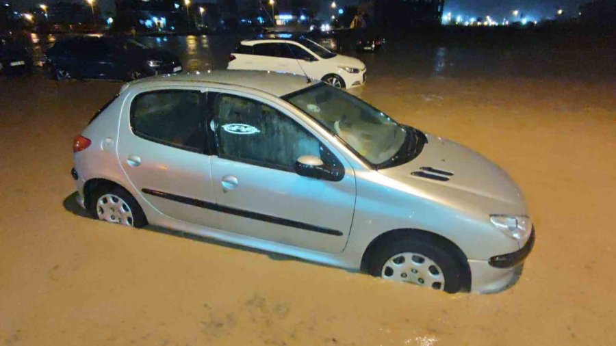 Antalya’da Şiddetli Rüzgarda Halı Sahanın Tavanı Çöktü