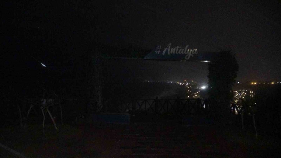 Antalya’da Şiddetli Rüzgarda Halı Sahanın Tavanı Çöktü