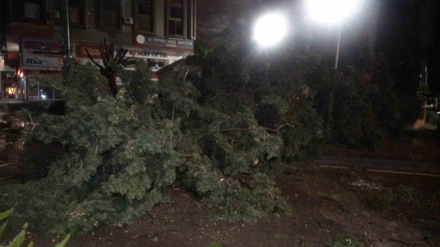 Antalya’da Şiddetli Rüzgarda Halı Sahanın Tavanı Çöktü